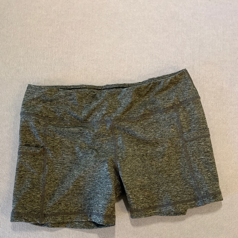 Yoga shorts with pocket